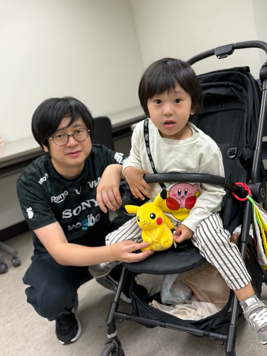 本日このあと19:00〜KEIO eSTATION 
Shinjukuさんにてふ〜どと公開トークショーです！！SFリーグの振り返りやお悩み相談など！写真撮影も自由なので #KEIOeステ のハッシュタグをつけてぜひ載せてくださいね😆✨

youtube.com/live/jdRbB20dX…

KEIOさんからピカチュウぬいぐるみをいただいてご機嫌の湊👶