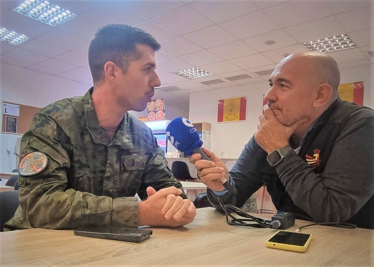 CGTAD_NRDC_ESP's tweet image. Una representación del contingente de #FuerzaKuchyňa participa en el programa de COPE “El Pulpo”, compartiendo su día a día en zona de operaciones 🇸🇰.
Orgullosos de representar a España fuera de sus fronteras con honor, compromiso y espíritu de sacrificio.

#MOPS 
@EjercitoTierra…