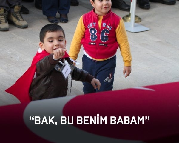 Bak, bu benim babam…
O tabutun başında “umut hakkı” diye bir şey kalmadı.
Babasını toprağa veren şehit çocuklarının gözyaşları kurumamışken, bu milletin kalbine saplanan o kurşunu hâlâ çıkaramamışken, o alçak teröriste umut arayanın vicdanı çoktan toprağa karışmıştır.