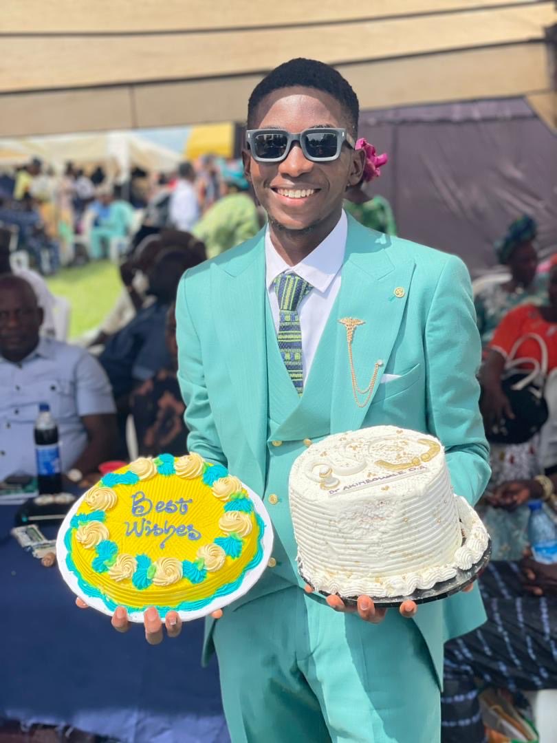 the_akinola04's tweet image. Reintroducing myself officially as Dr.  Akinbowale O.A (DVM, MNVMA)⚕️🩺
Thanks to everyone. The messages, calls and prayers have been overwhelming  💫