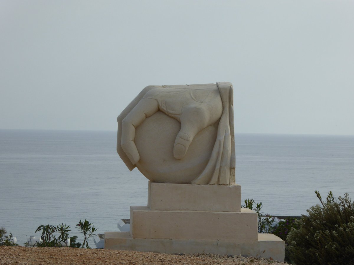 O #parque de #esculturas #Ayia_Napa, #Chipre, apresenta impressionantes obras de arte de artistas internacionais e é exibido em um museu ao ar livre, com vistas deslumbrantes sobre o mar. A única desvantagem é que não há sombra e o piso é bastante irregular. #travelphotografy
