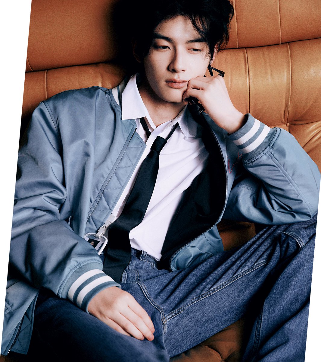 ᅠ

ᅠ

𝐓𝐡𝐞 𝐖𝐚𝐫𝐦 𝐕𝐞𝐢𝐥

𝐒oft light filters through linen curtains、 brushing gently across  Lin Yao Heng’s gaze   — a  quiet  warmth  that  hides  a  thousand  storie𝓼.

An afternoon wrapped in serenity、  where  stillness  speaks  louder  than  words.

ᅠ

ᅠᅠ