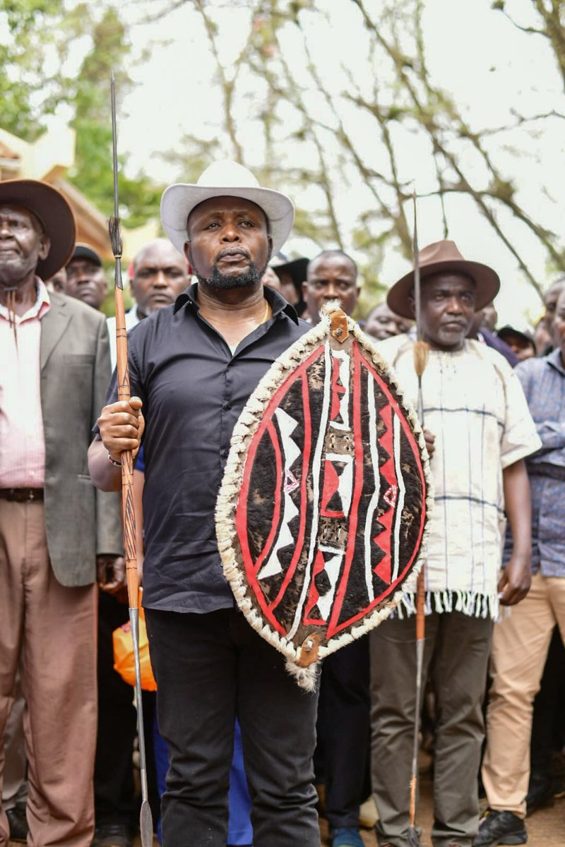 GeorgeNatembeya's tweet image. Today, I had the honor of making a heartfelt donation of 15 bulls and 15 bags of maize to the family of the late former Prime Minister, Rt. Hon. Raila Amolo Odinga, at Kang’o ka Jaramogi in Bondo.
This gesture is a humble token of my deep appreciation for Raila Odinga’s…