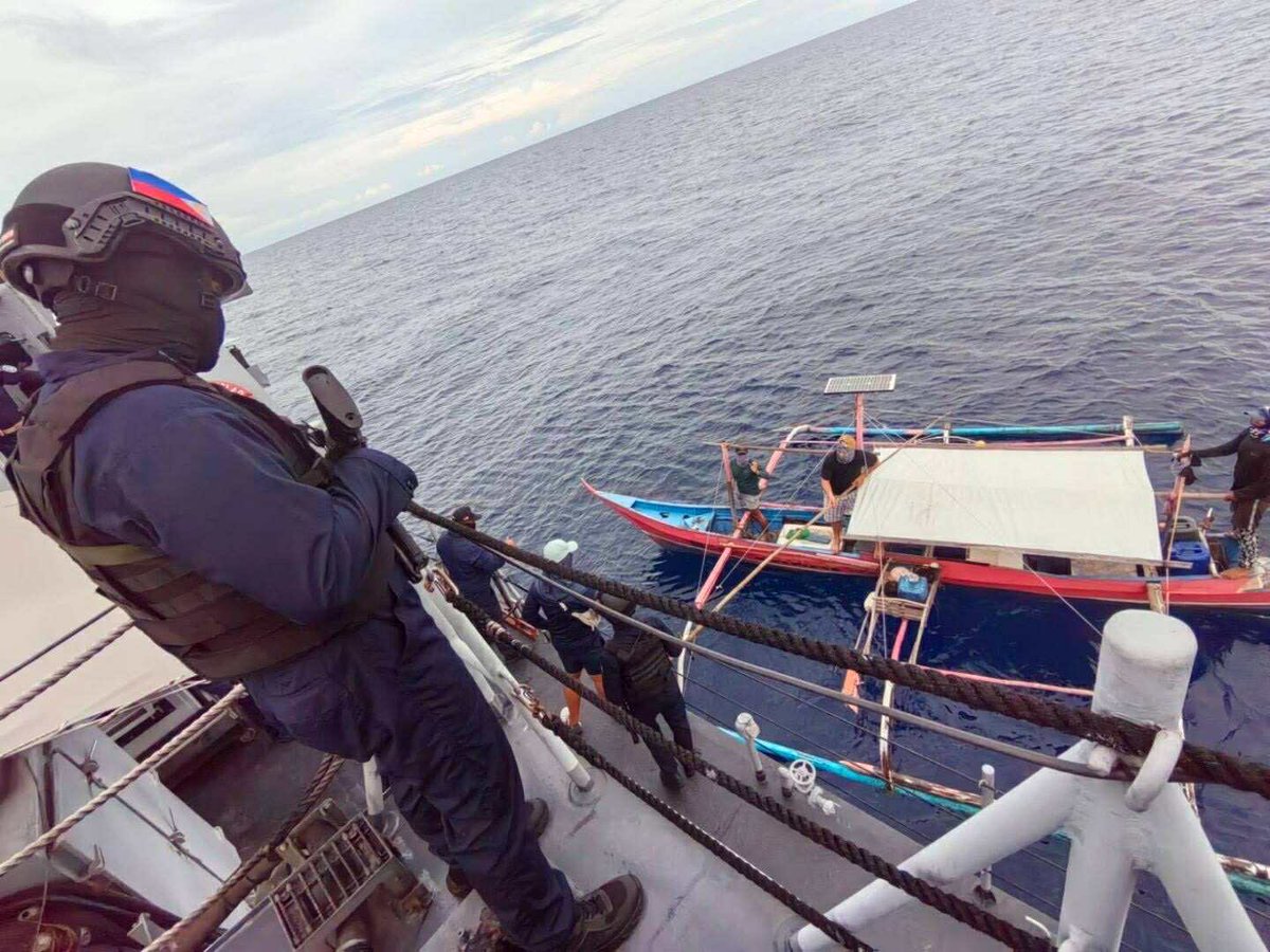 Philippine_Navy's tweet image. TINGNAN | PH #Navy nasabat ang ₱214.4-M hinihinalang Cocaine sa West Philippine Sea
👉🏽web.facebook.com/share/p/1BWjwU…
#ProtectingtheSeasSecuringOurFuture
#ModernandMultiCapablePHNavy
#OneAFPOnePhilippines
#StrongAFPStrongPhilippines