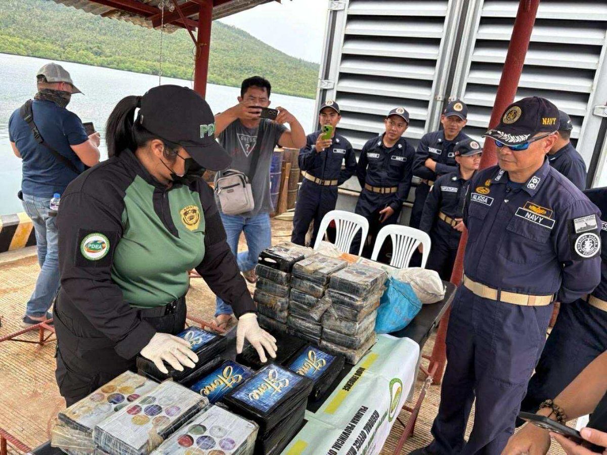 Philippine_Navy's tweet image. TINGNAN | PH #Navy nasabat ang ₱214.4-M hinihinalang Cocaine sa West Philippine Sea
👉🏽web.facebook.com/share/p/1BWjwU…
#ProtectingtheSeasSecuringOurFuture
#ModernandMultiCapablePHNavy
#OneAFPOnePhilippines
#StrongAFPStrongPhilippines