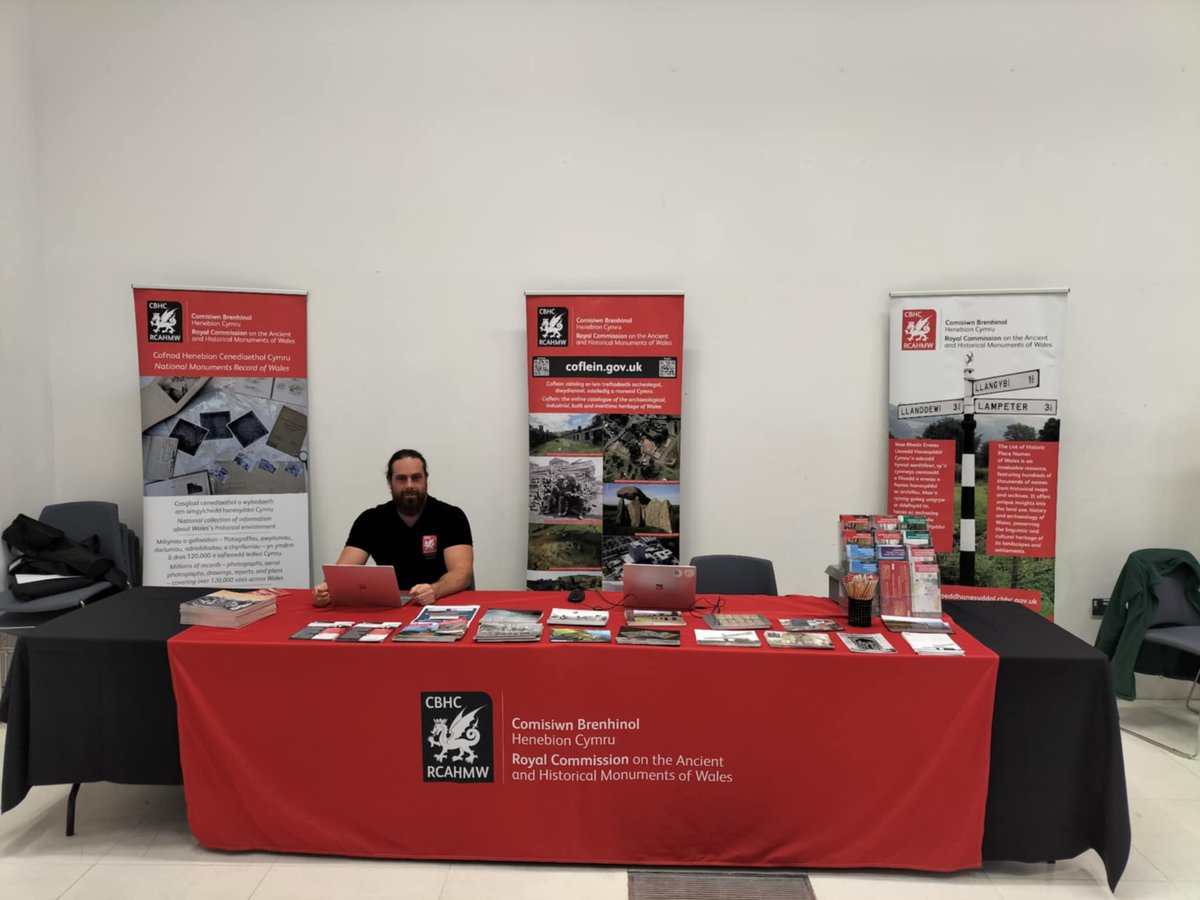 Dyn ni'n barod i'ch croesawi i'n stondyn yng Ngŵyl Hanes Bangor! Cewch ddod o hyd i ni yn y bocs gwyn ym Mhontio.

We're ready to welcome you to our stall at Bangor History Festival! You can find us in the white box in Pontio.