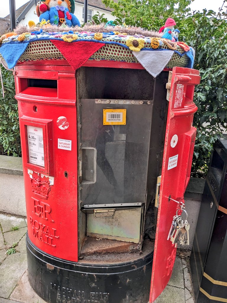 ness_charles's tweet image. I was out with my post boxing pal when we arrived at this post box at the same time as the postie. We asked if we could take a photograph of the inside as we were members of @lbsg1976 and we were having our AGM around the corner. 📮 #postboxsaturday #PostBoxDiary