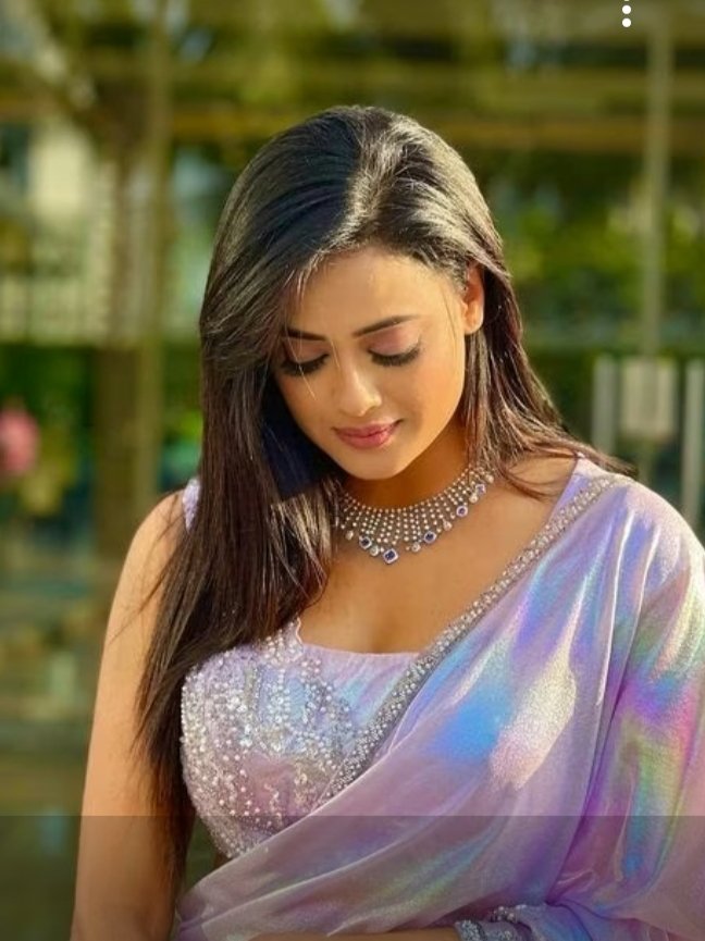 क्या एक स्त्री के लिए साड़ी से अच्छा कोई पहनावा हो सकता है