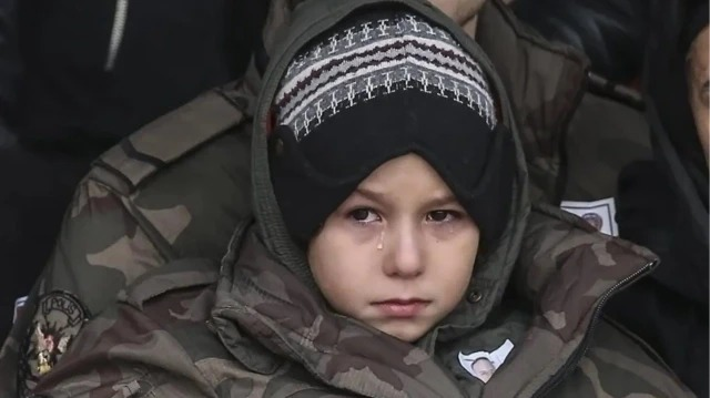 Bu çocuğun yüzüne iyi bakın…
Bir damla gözyaşında babasının yası, bir milletin öfkesi var.
O bakışın önünde kim  o alçak teröriste "umut” diyebilir?
O gözlerde umut değil; intikamın sessiz yemini var.