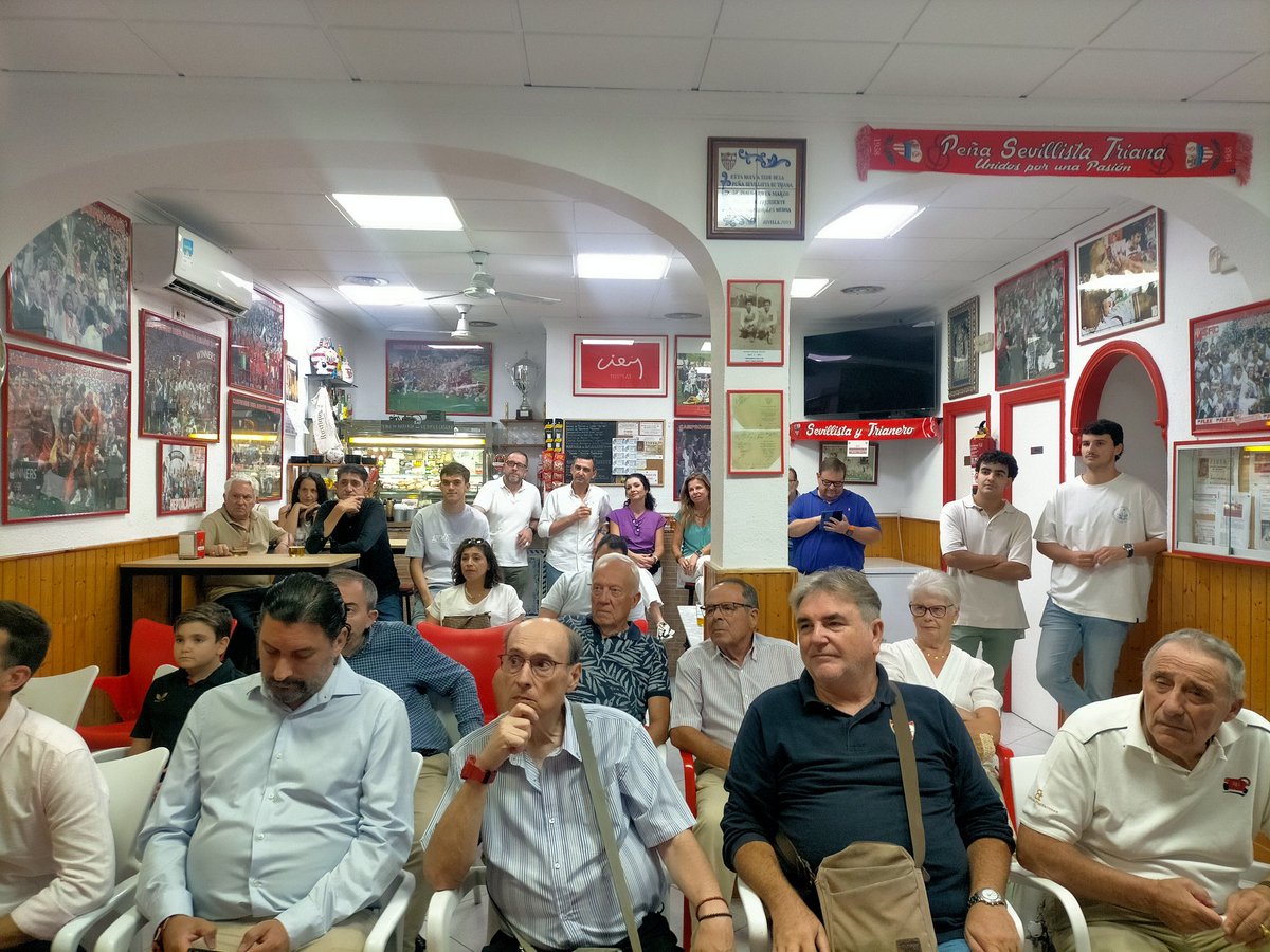 Magnífica velada en el Templo Blanquirojo de Triana, lección de vida y Sevillisno de <a href="/RarrochaR/">Roberto Arrocha</a> , grandes palabras y gran persona. Gracias a todos los asistentes que llenaron la Peña, gracias a <a href="/APASFC_/">Peq. Accionistas SFC desde 1996</a> y <a href="/fpsevillistas/">F. Peñas Sevillistas</a> por acompañarnos. Seguimos siendo los Reyes de EUROPA.