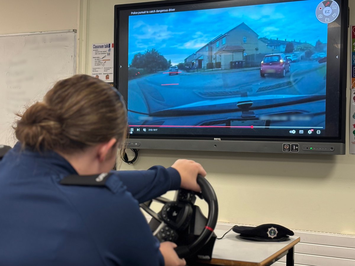 TVP_Bucks's tweet image. Following on from an input by @tvprp our #Beaconsfield based police cadets put things to the test this week…

They took part in a pursuit simulation where they had to provide commentary before moving on to search &amp;amp; arrest scenarios 🚔👮‍♂️

@NationalVPC #PoliceCadets