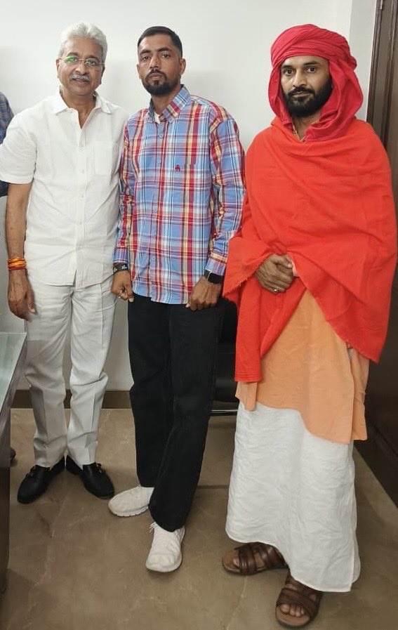 BholenathMahant's tweet photo. कल देर श्याम गुरुग्राम आवास पे हमारी कांग्रेस पार्टी के नवयुक्त प्रदेश अध्यक्ष आदरणीय चौधरी @RaoNarenderS जी को दीपावली पर्व की शुभकामनाएँ दी और इस मौके पे उनके सुपुत्र @KrishanRaoIYC भी मौजूद रहे, बड़ा अच्छा लगा उनसे मिलकर प्रधान जी ने बताया की हमारे परिवार पे नाथ संप्रदाय का आशीर्वाद कई पीढ़ियों से रहा है, हम सबको पूर्ण रूप से विश्वास है की हम सब कांग्रेस जन मिलकर पार्टी को मजबूत करेगे और प्रदेश में सरकार बनायेंगे,
ॐ शिव गोरख आदेश,🙏🙏
@INCHaryana @DeependerSHooda @BhupinderShooda