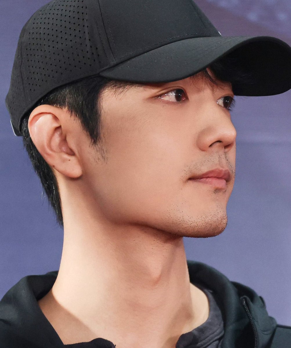 xiao zhan’s stubble 😳😳😳