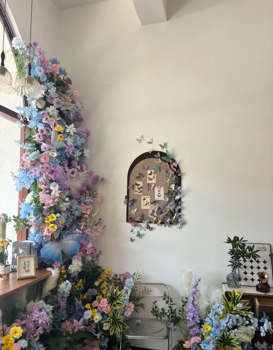走进这花海秘境，彩蝶翩飞，神秘气息扑面而来！仿佛踏入未知冒险，探索自然之美。窗边花瀑，墙上蝶影，引人遐想，人类对奇幻世界的向往在此绽放！敢来挑战吗