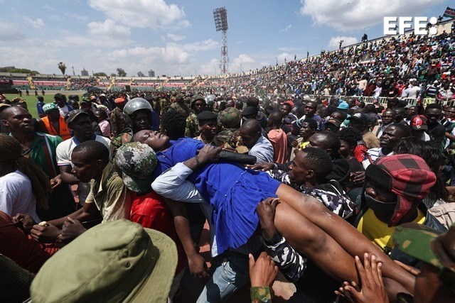 Escenas de caos se repiten este sábado en la ciudad de Kisumu, en el oeste de Kenia, donde decenas de miles de personas acuden al estadio Jomo Kenyatta para despedir al fallecido ex primer ministro Raila Odinga, en unos actos de homenaje que ya han dejado al menos cinco muertos.