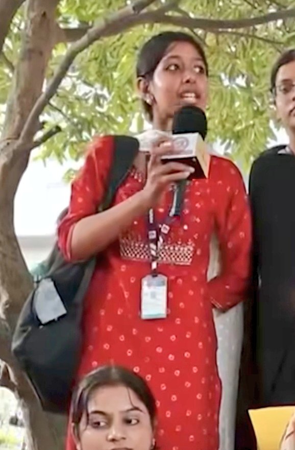 Anjali Saini (@anjalisaini_) on Twitter photo рд▓рд▓реНрд▓рдирдЯреЙрдк рдХреА рдПрдХ рд░реАрд▓ рджреЗрдЦреА рдЬрд┐рд╕рдореЗрдВ рдпрд╣ рд▓рдбрд╝рдХреА рдмрд┐рд╣рд╛рд░ рдореЗрдВ рдЫреЛрдЯреА рдЬрд╛рддрд┐ рдХреА рдкреАрдбрд╝рд╛ рдмрддрд╛ рд░рд╣реА рд╣реИ
рд▓рдбрд╝рдХреА рдмрддрд╛рддреА рд╣реИ рдпрд╣рд╛рдВ рдХреЛрдИ рдмреНрд░рд╛рд╣реНрдордг рдЬрд╛рддрд┐ рдХрд╛ рд╡реНрдпрдХреНрддрд┐ рдЕрдкрдиреЗ рд╕реЗ рдЫреЛрдЯреА рдЬрд╛рддрд┐ рдХреЗ рдиреЗрддрд╛ рдХреЛ рд╡реЛрдЯ рджреЗрдирд╛ рдФрд░ рд░рд╛рдп рд▓реЗрдирд╛ рднреА рдкрд╕рдВрдж рдирд╣реАрдВ рдХрд░рддрд╛ рд╣реИ.
рд▓рдбрд╝рдХреА рдЬрдм рдмреЛрд▓ рд░рд╣реА рд╣реЛрддреА рд╣реИ рддреЛ рдмреАрдЪ рдореЗрдВ рдХрдИ рд▓рдбрд╝рдХрд┐рдпрд╛рдВ рдЙрд╕рдХрд╛ рд╡рд┐рд░реЛрдз рднреА рдХрд░рддреА рд╣реИ рд▓реЗрдХрд┐рди рд▓рд▓реНрд▓рдирдЯреЙрдк рдХреА рдПрдХ рд░реАрд▓ рджреЗрдЦреА рдЬрд┐рд╕рдореЗрдВ рдпрд╣ рд▓рдбрд╝рдХреА рдмрд┐рд╣рд╛рд░ рдореЗрдВ рдЫреЛрдЯреА рдЬрд╛рддрд┐ рдХреА рдкреАрдбрд╝рд╛ рдмрддрд╛ рд░рд╣реА рд╣реИ
рд▓рдбрд╝рдХреА рдмрддрд╛рддреА рд╣реИ рдпрд╣рд╛рдВ рдХреЛрдИ рдмреНрд░рд╛рд╣реНрдордг рдЬрд╛рддрд┐ рдХрд╛ рд╡реНрдпрдХреНрддрд┐ рдЕрдкрдиреЗ рд╕реЗ рдЫреЛрдЯреА рдЬрд╛рддрд┐ рдХреЗ рдиреЗрддрд╛ рдХреЛ рд╡реЛрдЯ рджреЗрдирд╛ рдФрд░ рд░рд╛рдп рд▓реЗрдирд╛ рднреА рдкрд╕рдВрдж рдирд╣реАрдВ рдХрд░рддрд╛ рд╣реИ.
рд▓рдбрд╝рдХреА рдЬрдм рдмреЛрд▓ рд░рд╣реА рд╣реЛрддреА рд╣реИ рддреЛ рдмреАрдЪ рдореЗрдВ рдХрдИ рд▓рдбрд╝рдХрд┐рдпрд╛рдВ рдЙрд╕рдХрд╛ рд╡рд┐рд░реЛрдз рднреА рдХрд░рддреА рд╣реИ рд▓реЗрдХрд┐рди