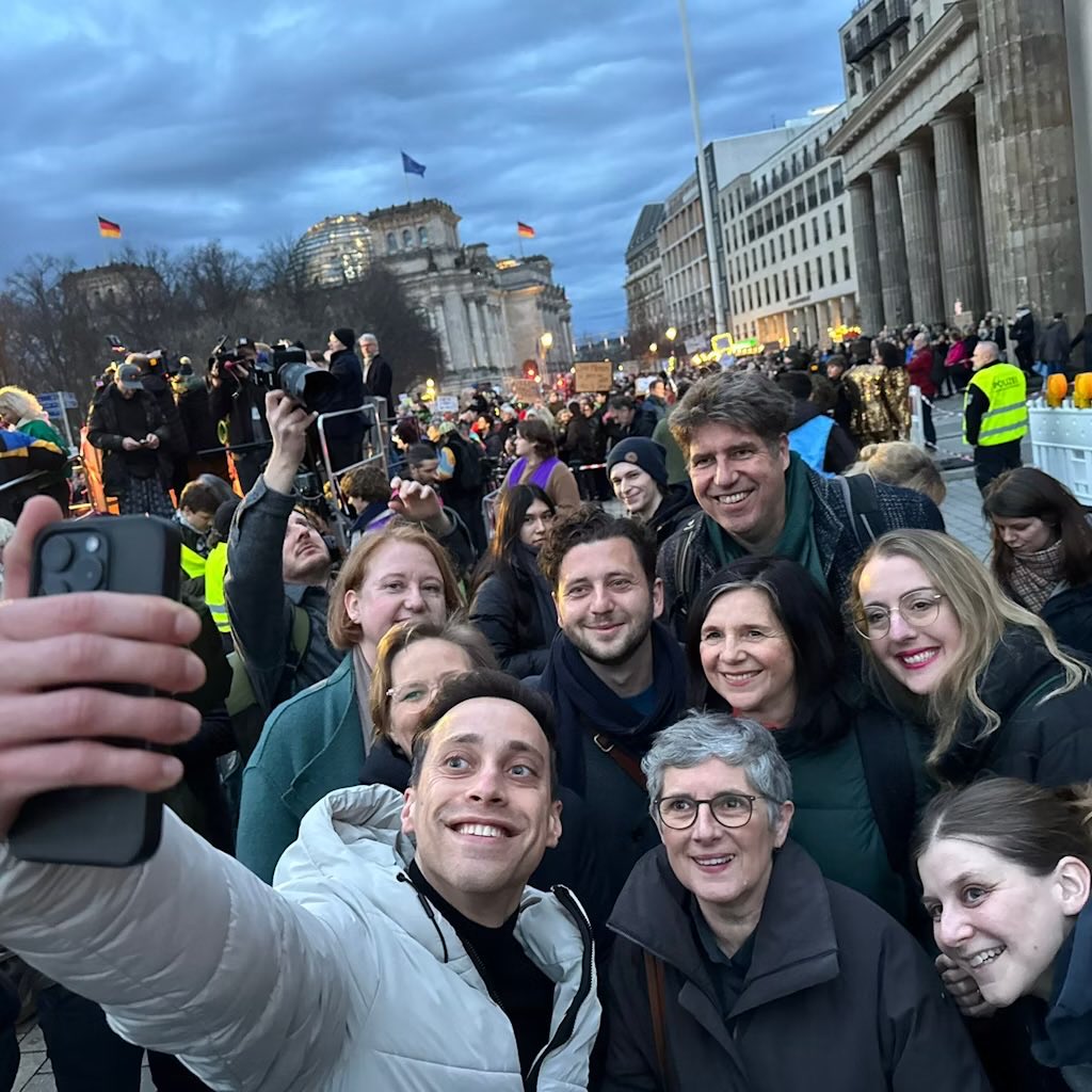 AtticusJazz's tweet photo. Ein Stadtbild, welches mehr irritiert als eine Demo von Kalifatsbefürwortern!

Niemals vergessen und niemals vergeben!

Grüne raus aus allen Parlamenten! https://t.co/q8u1MK7yBK