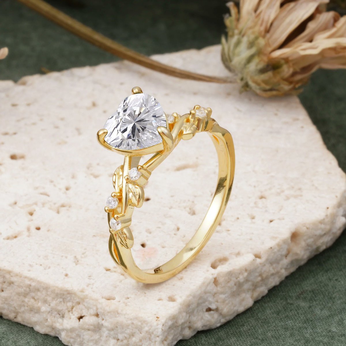 Romalarjewelry's tweet image. Love meets nature 💚✨ Our Classic Heart Cut Moissanite Leaf Engagement Ring captures the beauty of romance and the elegance of the outdoors 🌿💍 #MoissaniteRing #HeartCut #LeafDesign #EngagementRingGoals #EcoLuxury #PromiseRing #BridalStyle #SustainableJewelry