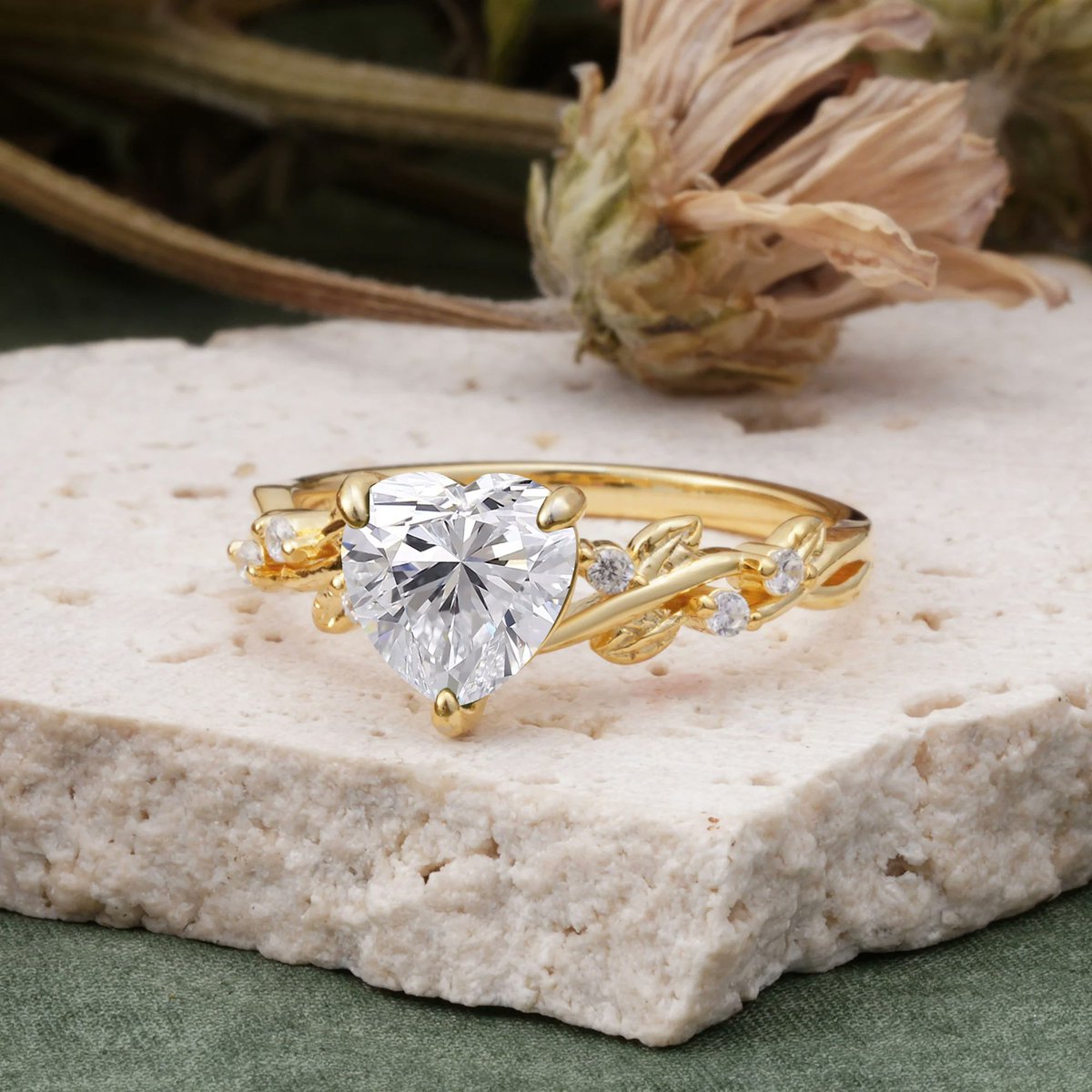 Romalarjewelry's tweet image. Love meets nature 💚✨ Our Classic Heart Cut Moissanite Leaf Engagement Ring captures the beauty of romance and the elegance of the outdoors 🌿💍 #MoissaniteRing #HeartCut #LeafDesign #EngagementRingGoals #EcoLuxury #PromiseRing #BridalStyle #SustainableJewelry
