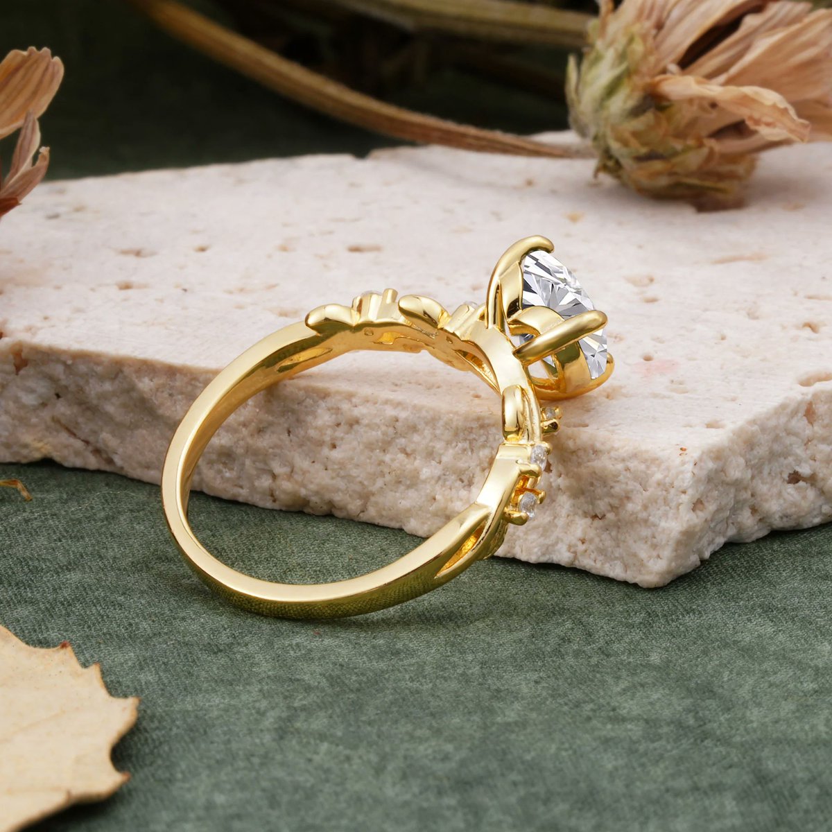 Romalarjewelry's tweet image. Love meets nature 💚✨ Our Classic Heart Cut Moissanite Leaf Engagement Ring captures the beauty of romance and the elegance of the outdoors 🌿💍 #MoissaniteRing #HeartCut #LeafDesign #EngagementRingGoals #EcoLuxury #PromiseRing #BridalStyle #SustainableJewelry