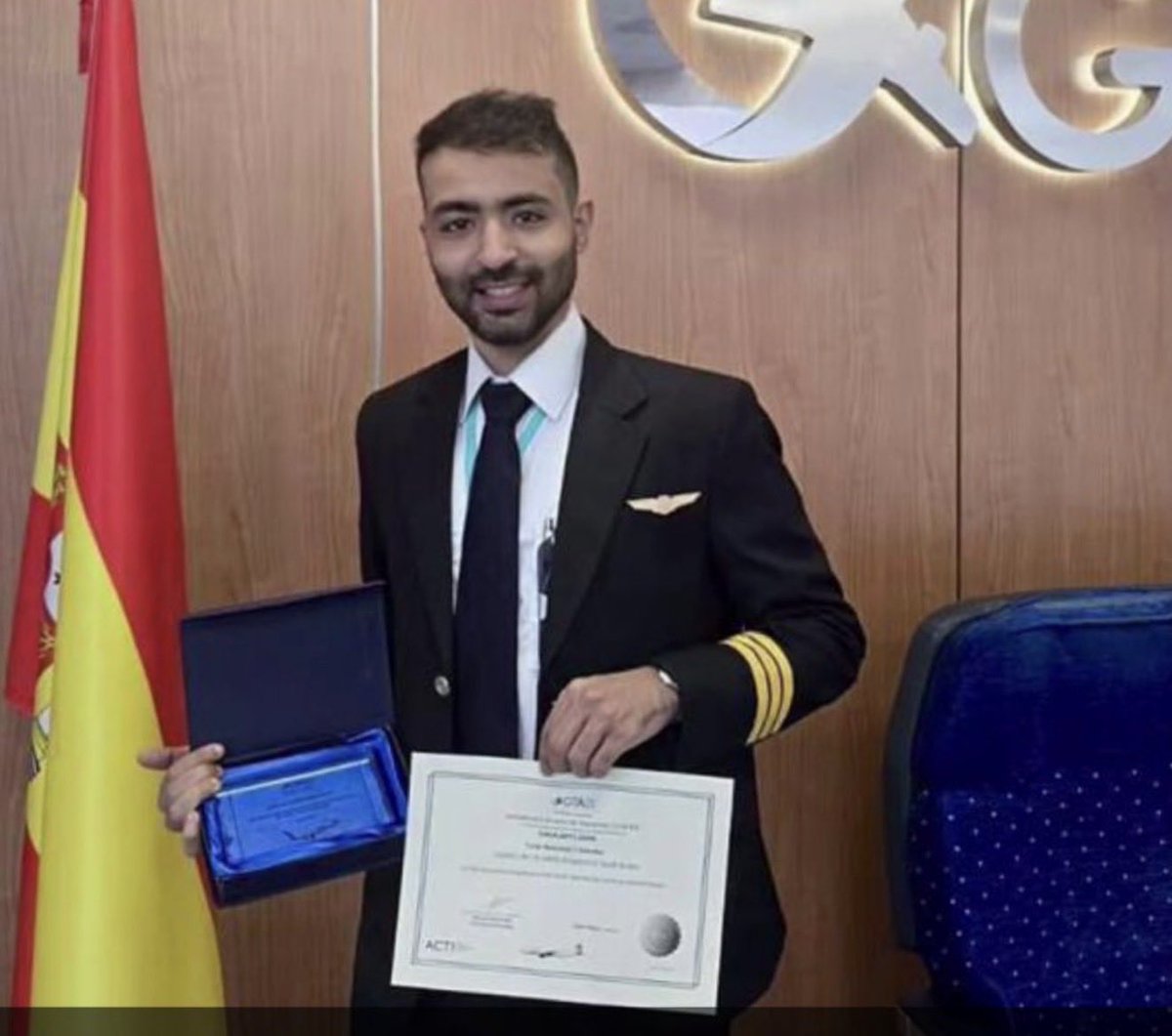 عندما هبطت رحلتي من حائل الى الرياض على متن الرحلة132طيران ناس، واذا بي اتفاجا ان قائد الرحلة الكابتن الطيار تركي عبدالله الموكاء.
سررت بقيادته وزدت فخراً واعتزازاً باحد ابناء حائل المبدعين.
يا لها من لحظة جميله حينما تشاهد احد شباب حائل يتالق في ميدان من ميادين الإبداع والعطاء🇸🇦