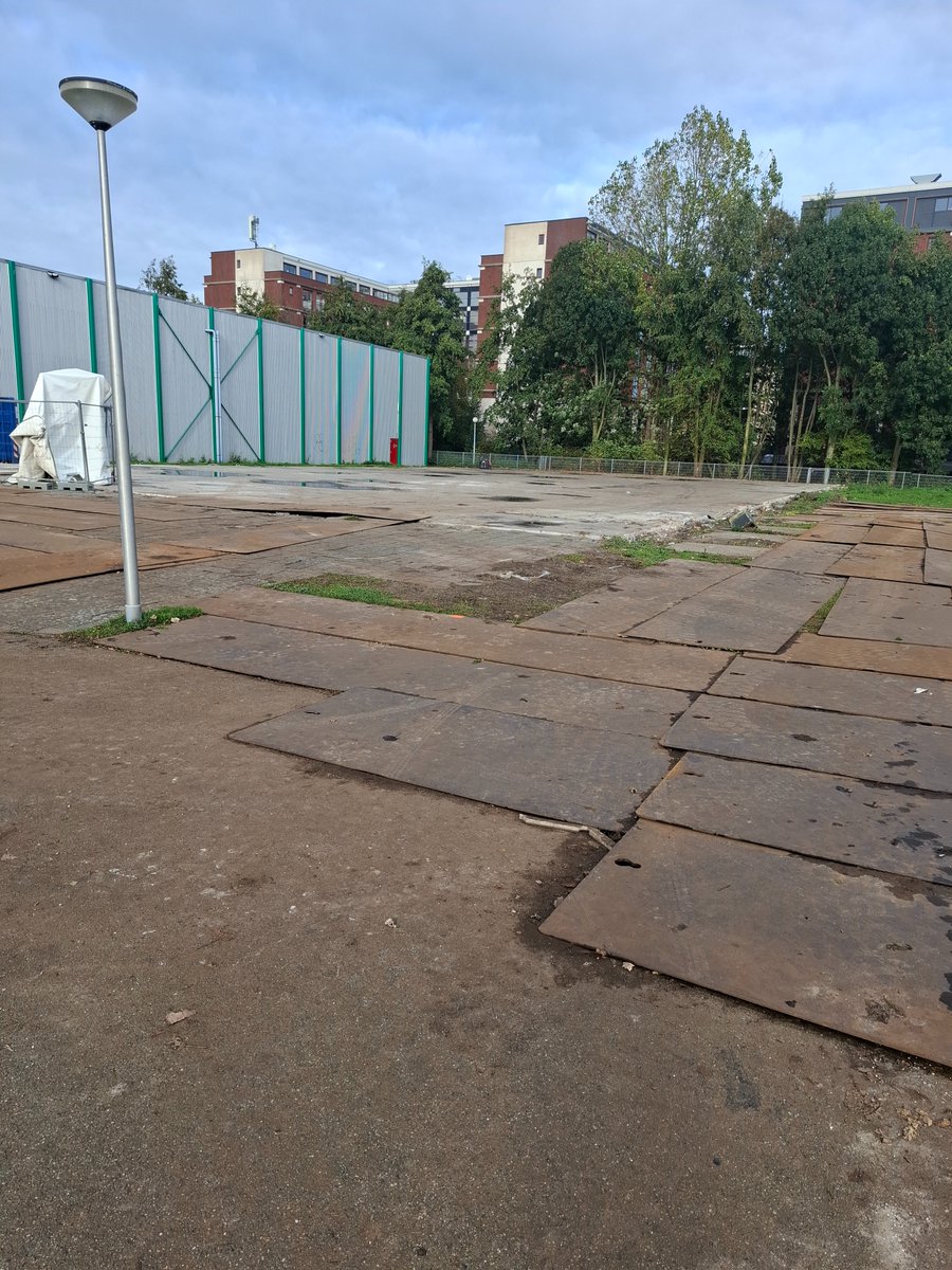 De turnhal is van ons terrein verdwenen. De sporthal staat er nu nog. Medio 2026 herrijst hier een nieuwe sporthal.