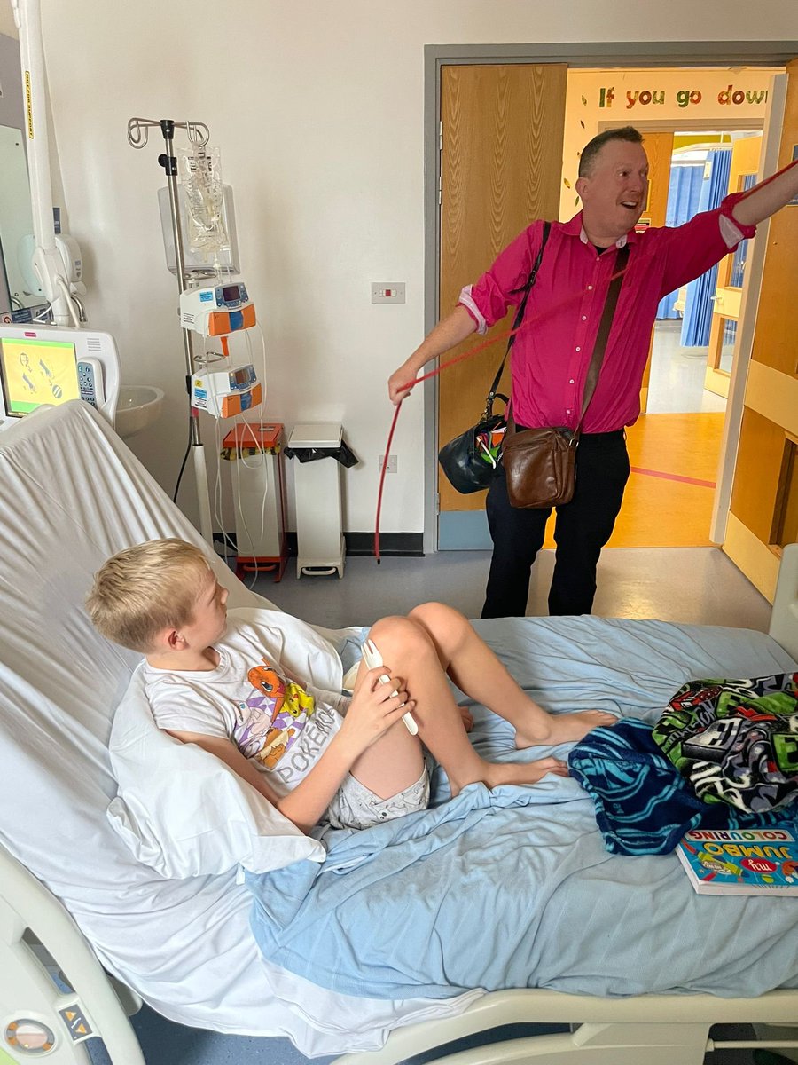 RainbowWardWWL's tweet photo. A little bit of magic on #RainbowWard yesterday when the amazing Barrington Powell, magician extraordinaire, came to visit. Barrington is sponsored by @PodCharity and comes to see us regularly. We were so pleased to see him during #playinhealthcareweek #PIHW https://t.co/oHIwMudhxe