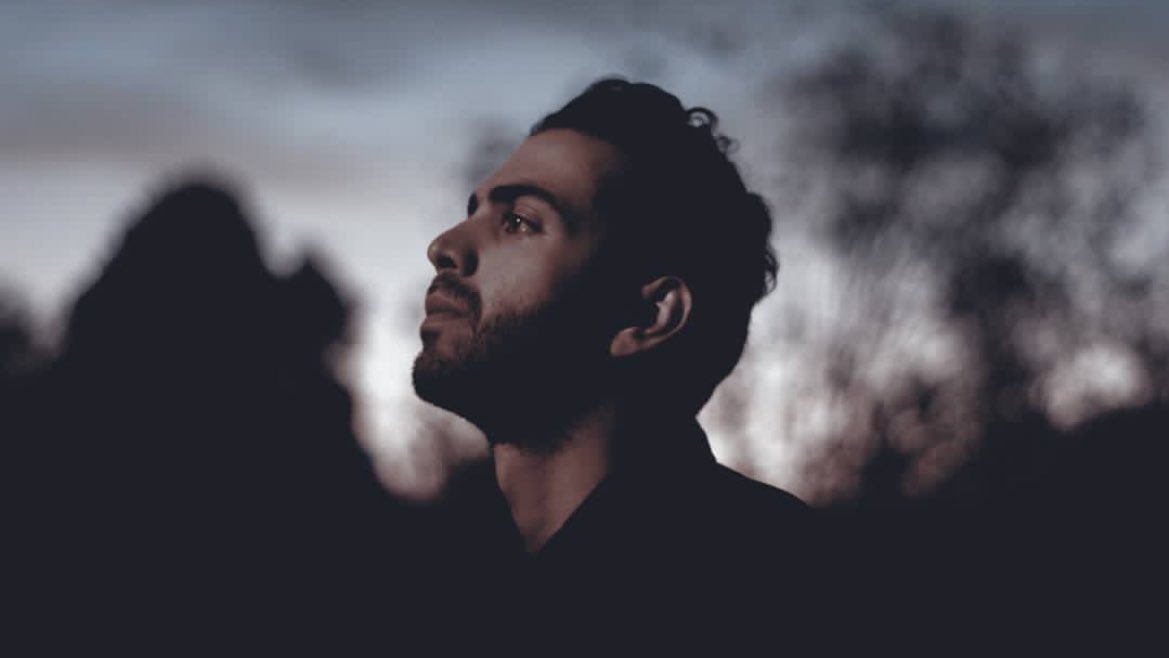 کلا مرد اون انسان که فکر می کرد و عقیده داشت
عقیده امروز کالای ارزون توده هاست
بهرام - مقابله