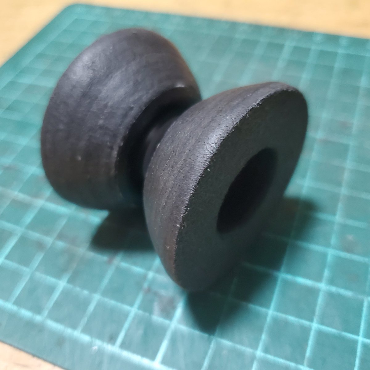 sho_1_glowedge's tweet photo. #SGXシステム #革製ヨーヨー 3号機🎶
実はもう少し大きめなモノを作る予定が失敗して捨てるのは勿体なくて『めざせ40g‼️』に変更したのですが…

直径　46㎜
幅　　38㎜
重さ　38g 
…と小さくなっちゃった(´ε｀；)ゞ

でもDベアだとこの軽さでも回ります👍
#ヨーヨー https://t.co/YvXG8p1ZVM