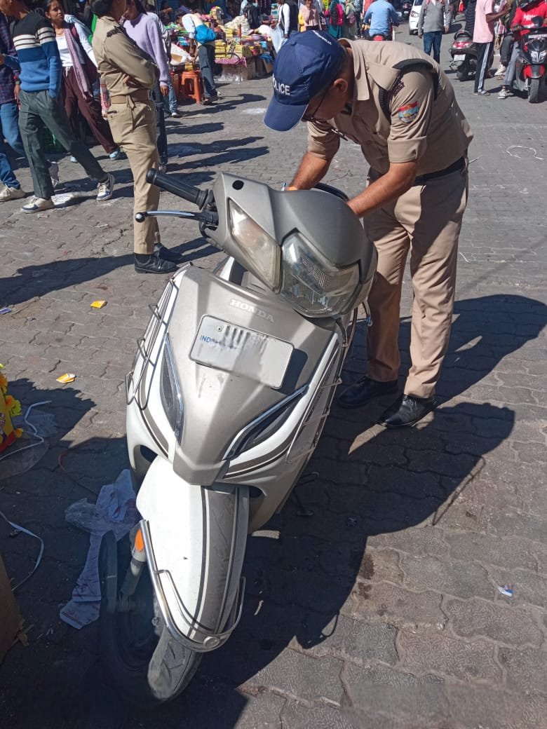 ✨त्यौहारों की रौनक में चमोली पुलिस का कड़ा पहरा

👉धनतेरस पर बाजारों में उमड़ी भीड़ को देखते हुए चमोली पुलिस मुस्तैद।
👉मुख्य बाजारों में पैदल गश्त, आमजन की सुरक्षा और यातायात पर कड़ी नजर।
👉अतिक्रमण करने वाले दुकानदारों व नो-पार्किंग में वाहन खड़े करने पर कार्यवाही।