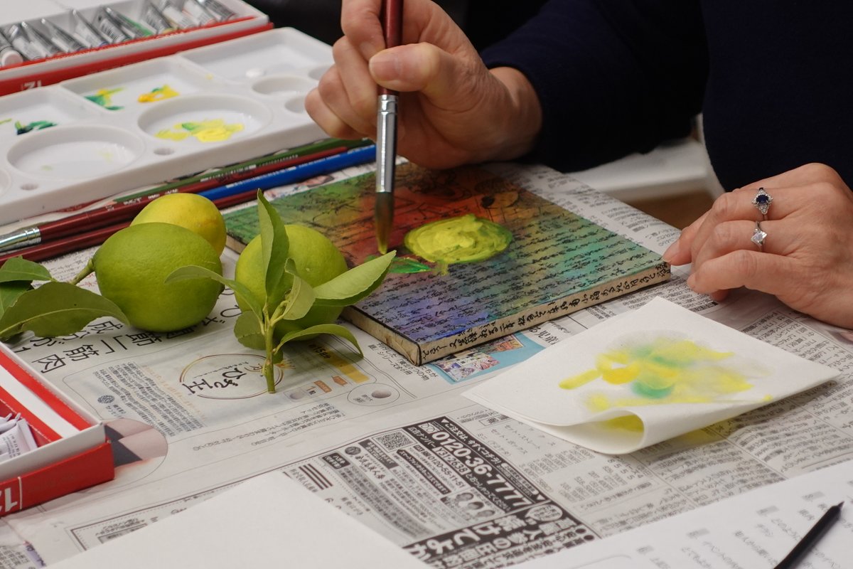 専門的美術講座】 本日「館長講座－古文書を貼る技法でキャンバスを