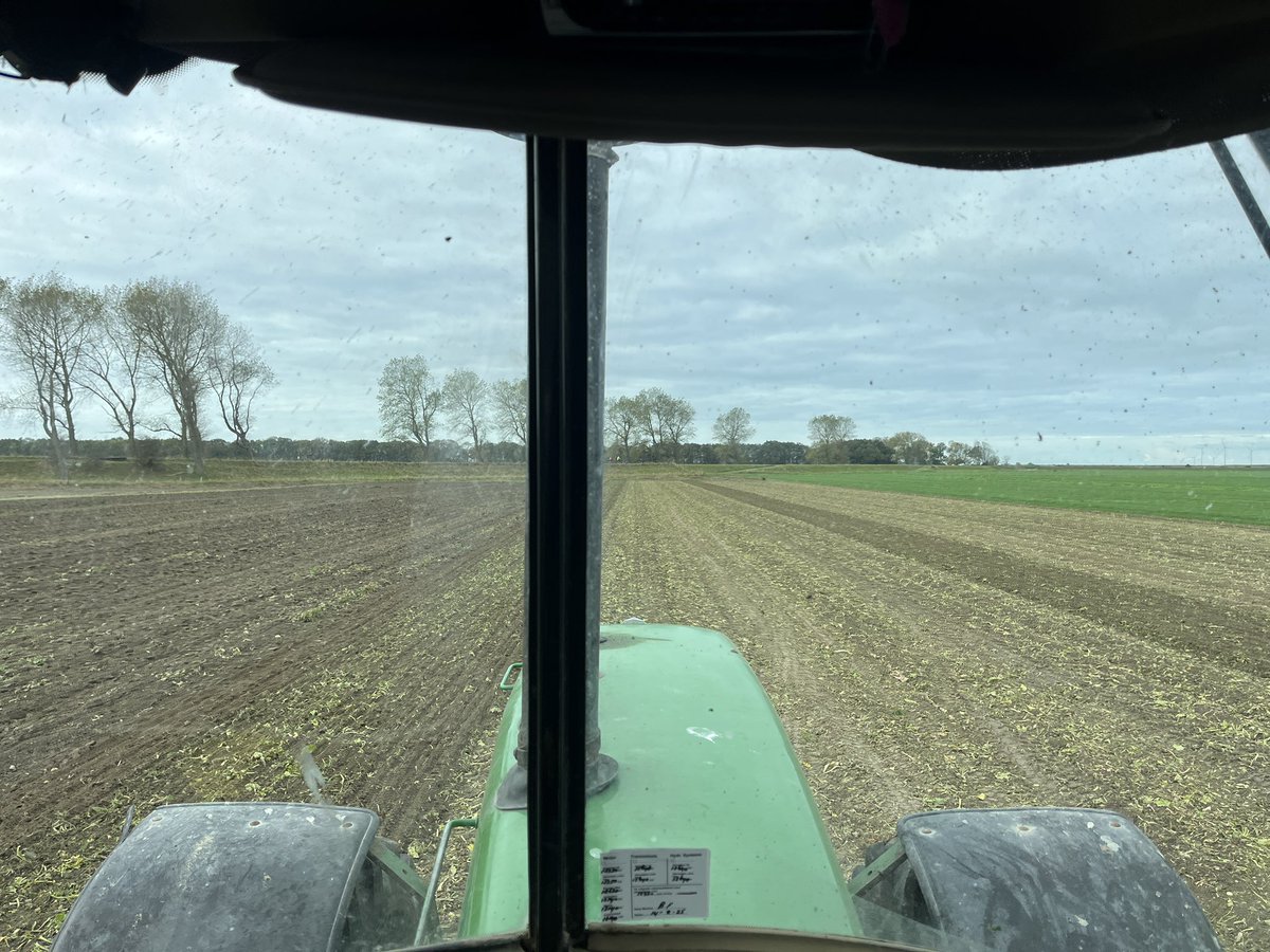 Genieten in het weekend. De eerste #wintertarwe gaat de grond in voor #oogst26. #teelt26