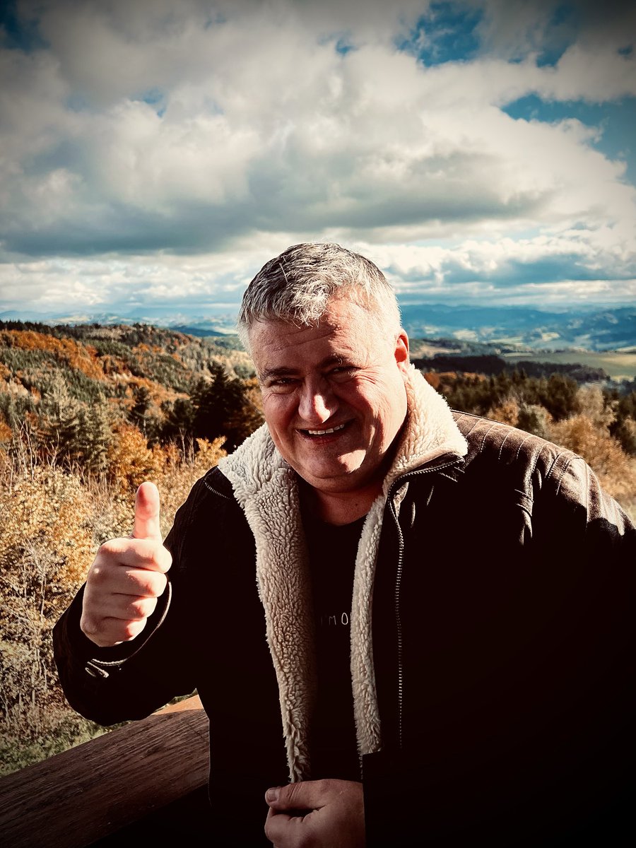 Rozhledna na Trojáku. Na Valasšsku je dobře👍 V pozadí Radhošť, Pustevny či Malý Javorník. 👍