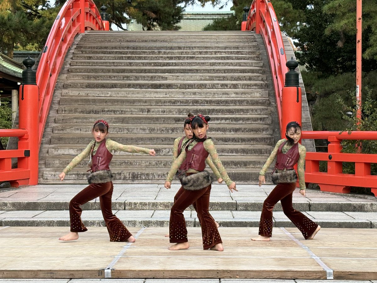 sumihaku's tweet photo. すみ博2025、
16時〜は住吉大社、反橋前での
「住吉っさんの夕べ」です。

住吉ゆかりの多彩な
芸能・アーティストの方々が続々と❗️

…そして日が暮れ、もうエンディング、
いよいよKAJAさんが登場❗️
https://t.co/uAvZpmidr0 https://t.co/GRmnBkvLWS