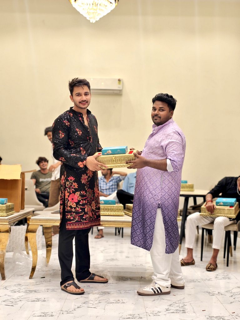 TechMasterCo's tweet image. My team has always been the backbone behind every unique story we create! 💪
Since everyone was heading home so we decided to head to a farmhouse, celebrated Diwali, DJ Night, had loads of fun, and I surprised the team with special gifts ❤️🎉