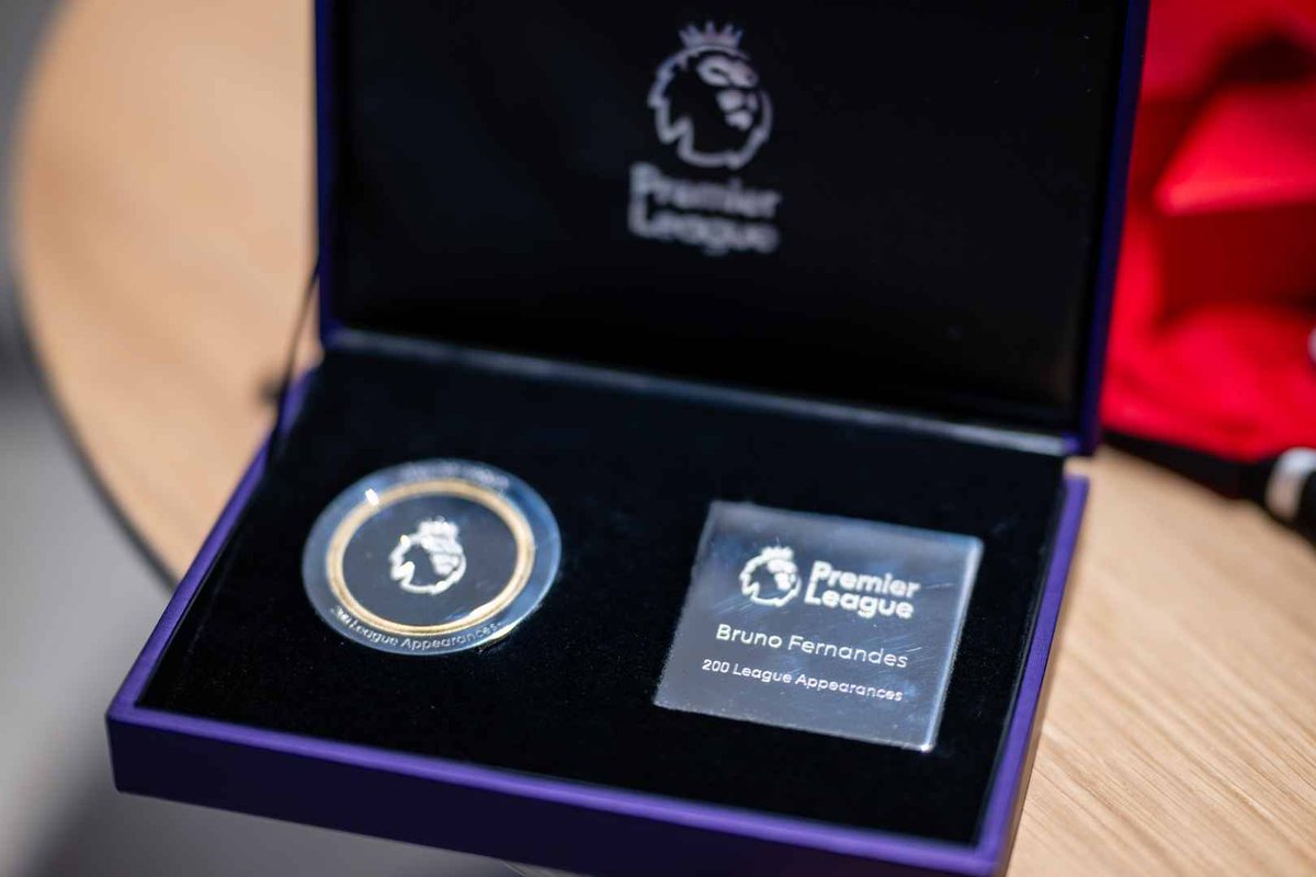 Bruno Fernandes has recieved a special award for reaching 200 Premier League appearances ❤️🔥🇵🇹