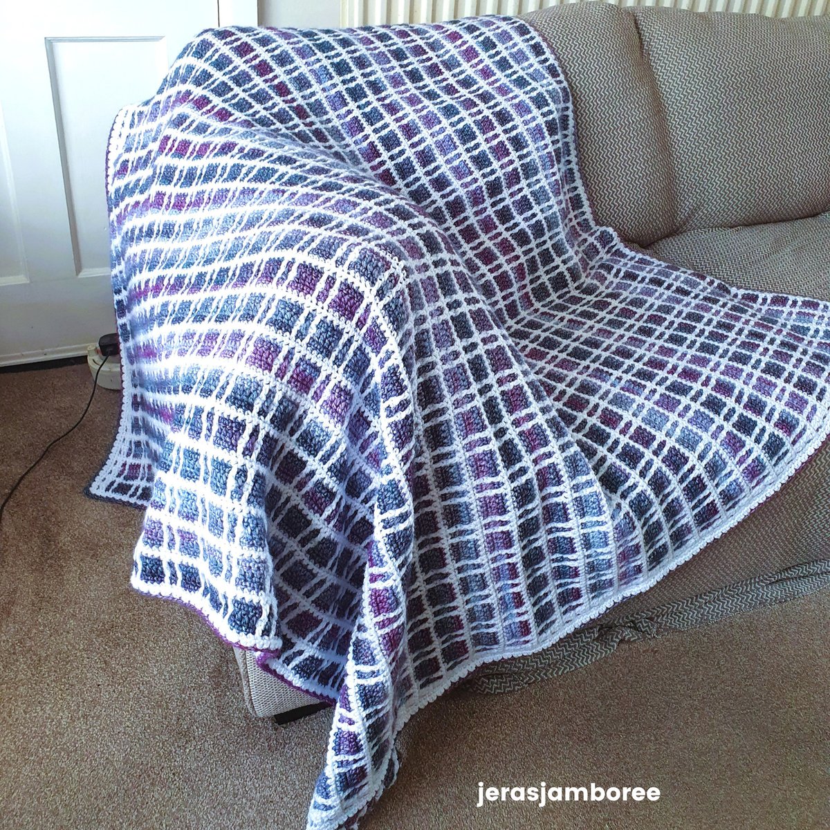 The Fireside Plaid Blanket is here!  A beginner-friendly 𝗺𝗼𝘀𝗮𝗶𝗰 𝗰𝗿𝗼𝗰𝗵𝗲𝘁 𝗱𝗲𝘀𝗶𝗴𝗻 that looks stunning in any colour.

Free #crochetpattern with chart + written instructions now live on the blog →
jerasjamboree.co.uk/fireside-plaid…