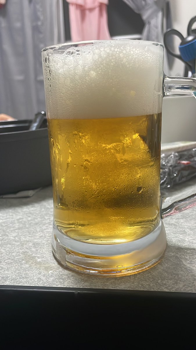 BAKUEN_OSSAN's tweet photo. 発泡酒も凍らせたジョッキで飲むと違いますね🥰
でも注ぐのが下手なので泡だらけ😅 https://t.co/JZCowSnf3D