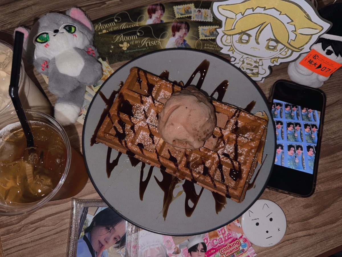 unintentional matchy w <a href="/yondachii/">yon</a> to k’s birthday event! yummy waffles :3

 #28YearsofCourage_K <a href="/andteamsg/">&TEAM SG</a>