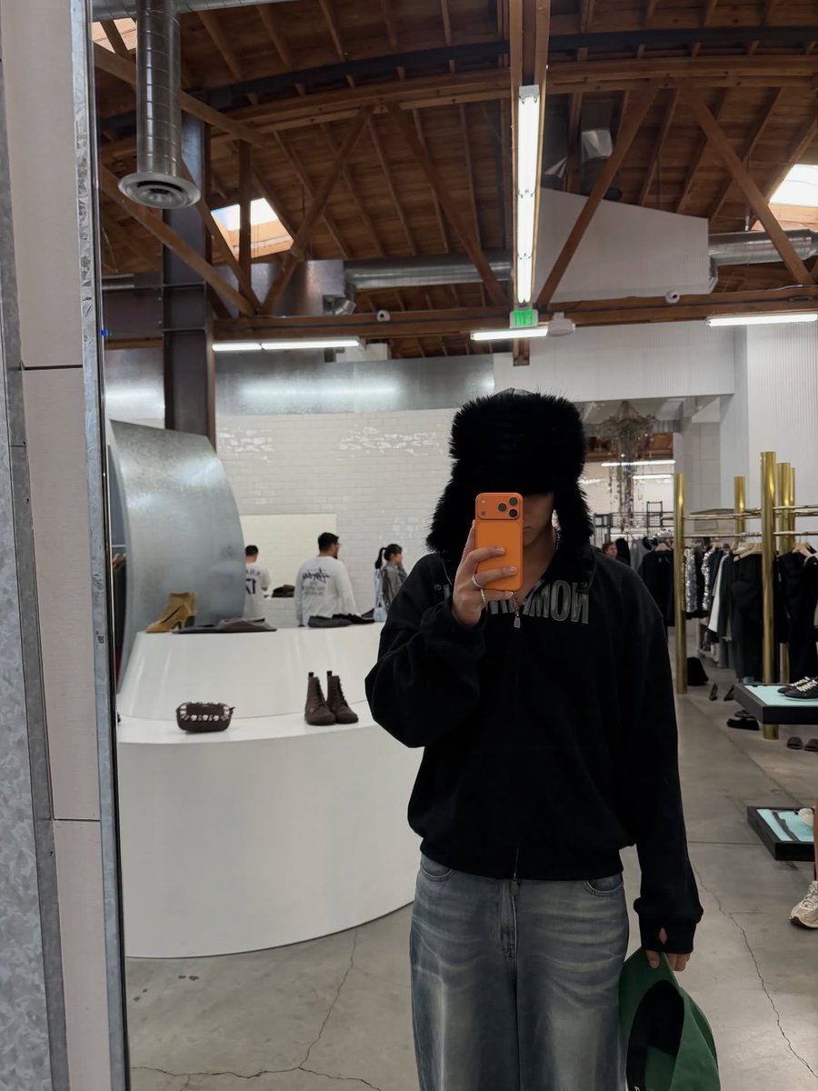 Apa cuman aku yang udah punya iPhone 17 PROMAX 2 TB (Persija Ver.) ini? 🥺✋🏻✊🏻✋🏻✊🏻