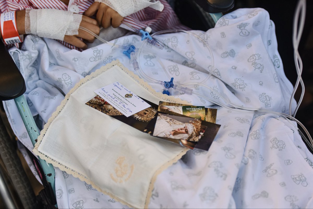 «Hoy ha venido a verte la Esperanza». 

Todo está dicho. Una imagen -otra más- que vale más que mil palabras. 

📸: <a href="/_peedrojesus1/">Pedro Jesús</a>