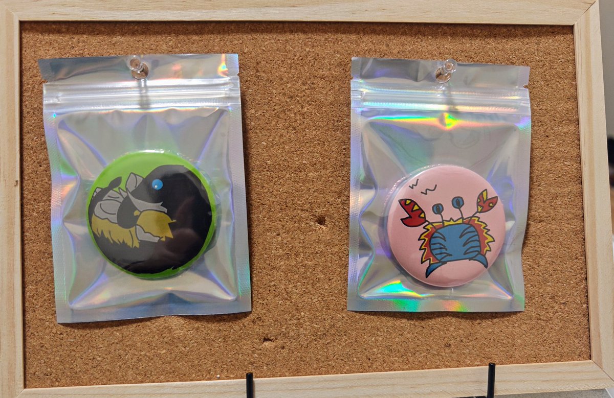 SCkamiya's tweet image. 2階 29・30「黒兎のきまぐれ亭」
お品書きです\( 'ω' )/

1枚目・お品書き

2～3枚目・タッセルキーホルダー
(サ軍、デ軍、🦁に関しては、上部の一部に違いがあります。鈴の色違いなどです)

4枚目・丸缶バッジの例  です

取り置きは、次に
#AHCトロン
#AHC22