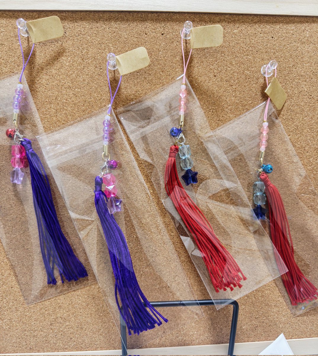 SCkamiya's tweet image. 2階 29・30「黒兎のきまぐれ亭」
お品書きです\( 'ω' )/

1枚目・お品書き

2～3枚目・タッセルキーホルダー
(サ軍、デ軍、🦁に関しては、上部の一部に違いがあります。鈴の色違いなどです)

4枚目・丸缶バッジの例  です

取り置きは、次に
#AHCトロン
#AHC22