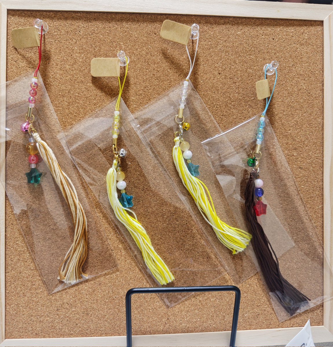 SCkamiya's tweet image. 2階 29・30「黒兎のきまぐれ亭」
お品書きです\( 'ω' )/

1枚目・お品書き

2～3枚目・タッセルキーホルダー
(サ軍、デ軍、🦁に関しては、上部の一部に違いがあります。鈴の色違いなどです)

4枚目・丸缶バッジの例  です

取り置きは、次に
#AHCトロン
#AHC22