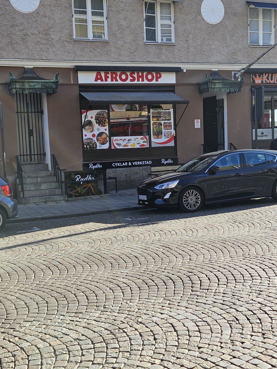 Älskar konceptet på affären Afroshop i Växjö. "Kom och köp lite grönsaker och fisk. Passa även på att klippa dig!"