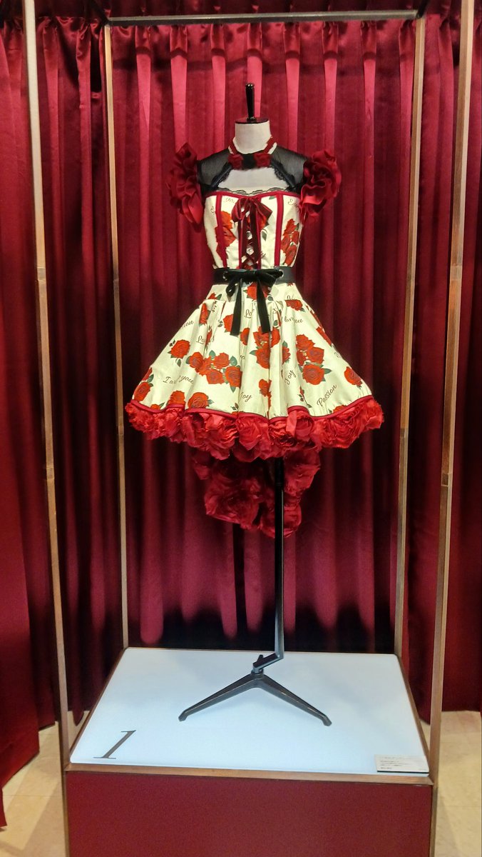 Youchama1's tweet photo. AKB48 大衣装展
~時代を彩った装跡~
大丸東京~
#AKB48
#大丸東京
#AKB48大衣装展
#BEST4
⚠️ネタバレ⚠️ゴメン🙇♀️ https://t.co/wwxjq6iDBc