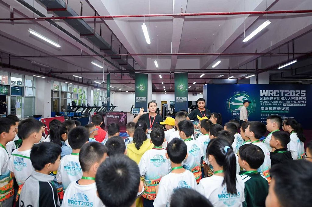 zmrobot's tweet image. 2025WRC Trials competition of Guiyang!
One two three ! Go!
  --ZMROBO Super AI
#WRC #SuperAI #SuperTrack #robot