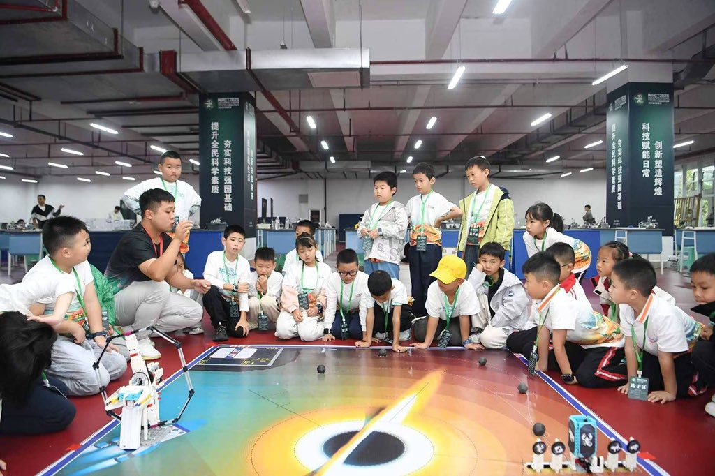 zmrobot's tweet image. 2025WRC Trials competition of Guiyang!
One two three ! Go!
  --ZMROBO Super AI
#WRC #SuperAI #SuperTrack #robot