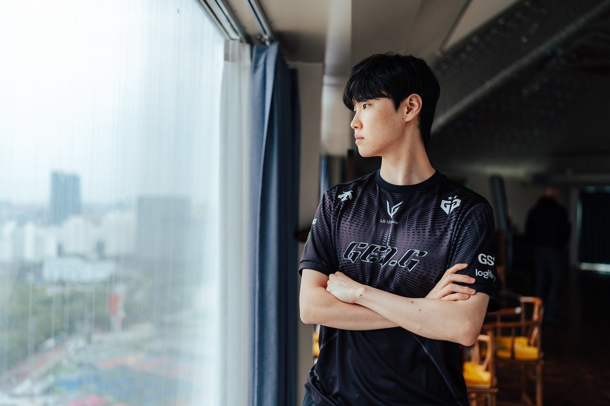 ericat_lol's tweet image. Jogos iguais esse do Chovy que mostra o quão assustador ele vem sendo esse ano.

Ele simplesmente fez uma partida perfeita. 
Lane impecável, stompou, pegou vantagem e não morreu quando tentaram matar ele na side.
Team fights perfeitas.
0 mortes.
Top damage. 

É O ANO DO CHOVY.