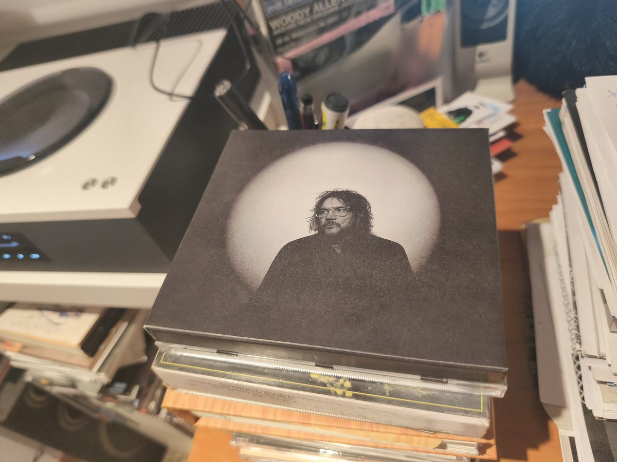 TONI CASTARNADO (@tonicastarnado) on Twitter photo Wilco, y por consiguiente Jeff Tweedy, ya cuentan con el mismo número de fieles como también de detractores. Yo sigo disfrutando su música, este triple de disco es un buen refugio. Wilco, y por consiguiente Jeff Tweedy, ya cuentan con el mismo número de fieles como también de detractores. Yo sigo disfrutando su música, este triple de disco es un buen refugio.